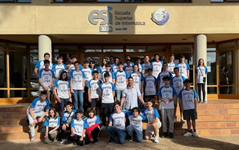 students of the educational minecraft workshop at the door of the ESI