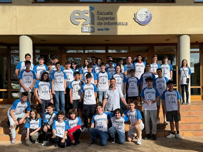 ESI 門口的 Minecraft 教育研討會的學生