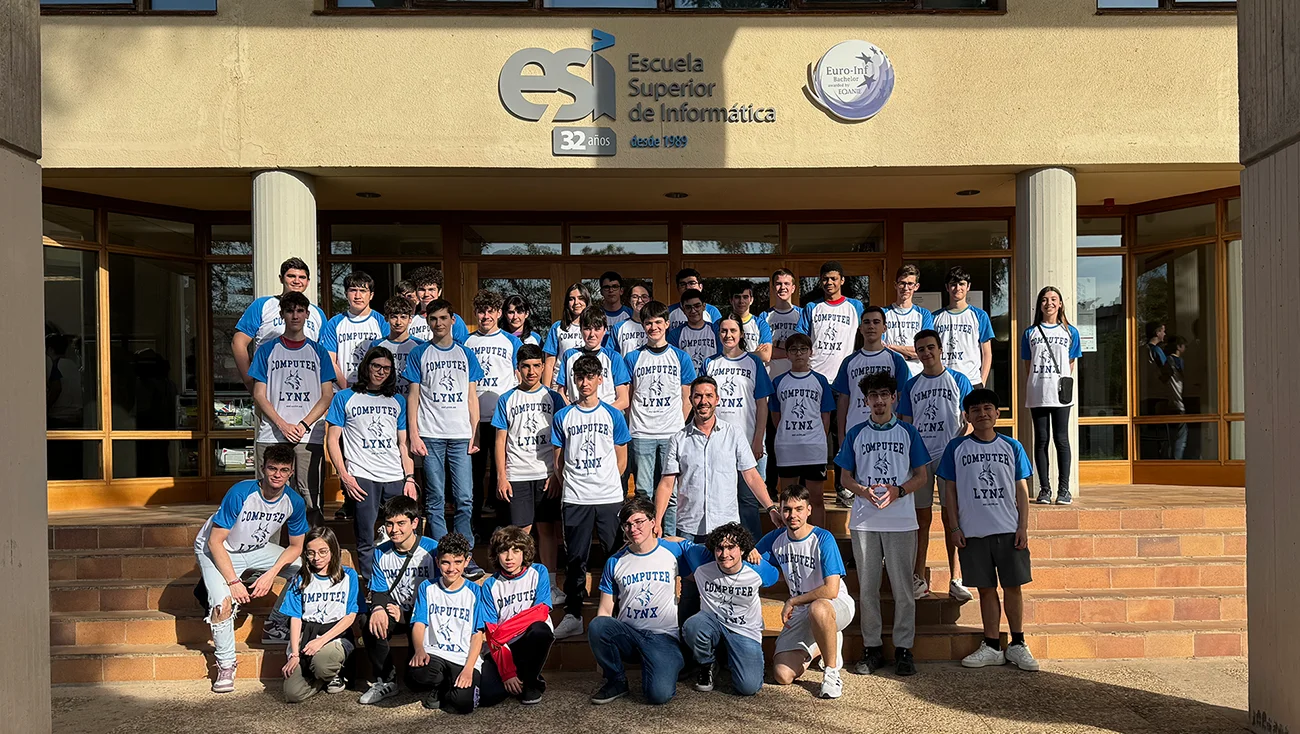 students of the educational minecraft workshop at the door of the ESI