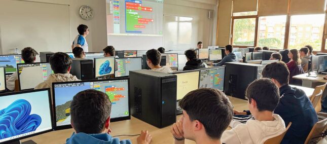 Monitores y alumnos en el laboratorio de la ESI