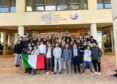 Erasmus-Studenten vor der Tür der Ciudad Real IT School