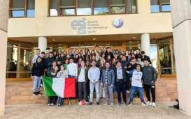 Les étudiants Erasmus à la porte de l'école d'informatique de Ciudad Real