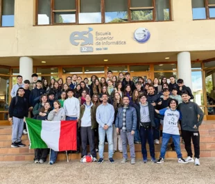 Erasmus students at the door of the Ciudad Real IT School