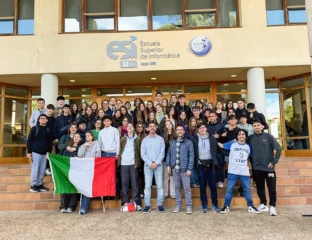 Erasmus öğrencileri Ciudad Real IT School'un kapısında