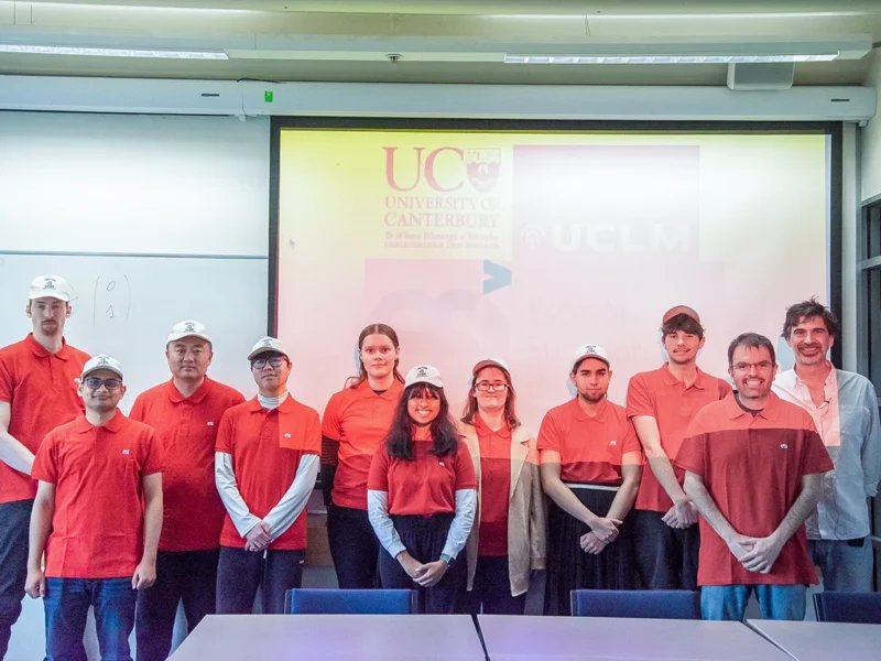 Macario Polo en un aula junto con miembros de la universidad de Canterbury