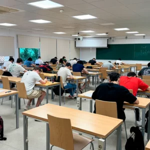 Estudiantes realizando examen en la ESI