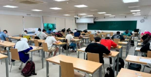 Estudiantes realizando examen en la ESI