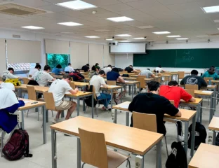 Estudiantes realizando examen en la ESI