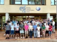 Grupo estudiantes en la puerta de la esi