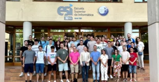 Grupo estudiantes en la puerta de la esi