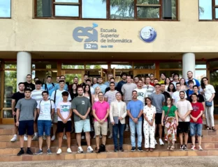 Grupo estudiantes en la puerta de la esi