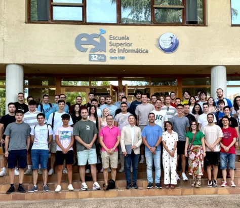 Grupo estudiantes en la puerta de la esi