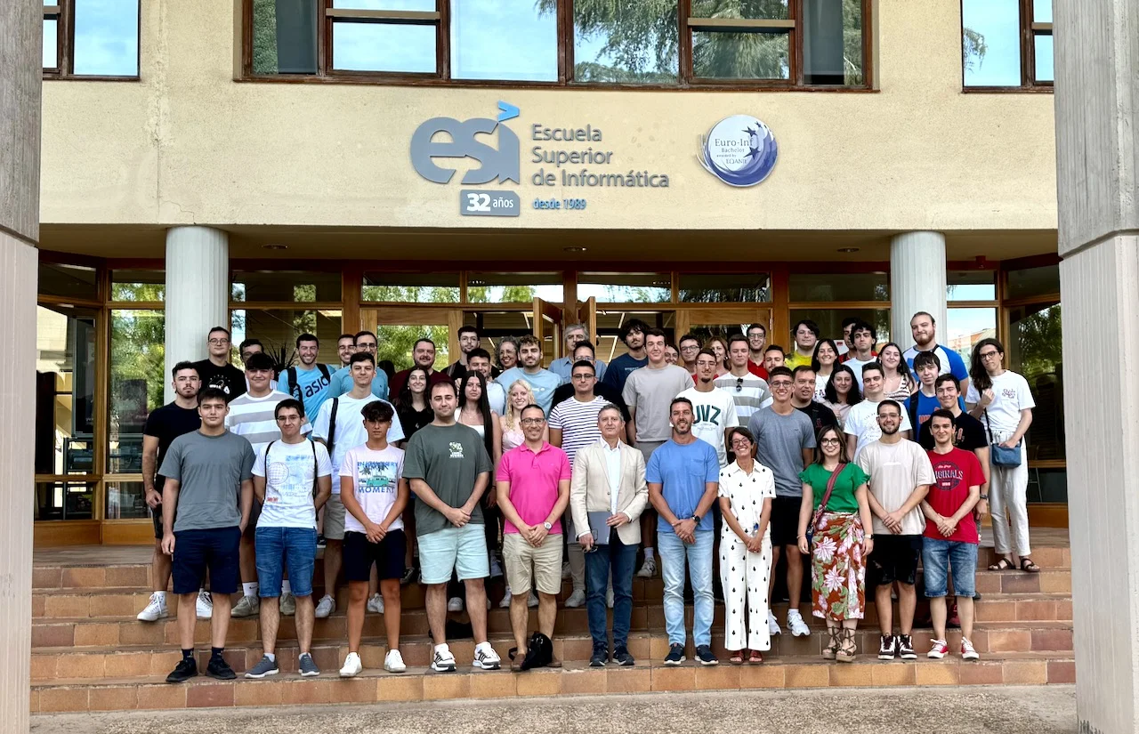 Grupo estudiantes en la puerta de la esi