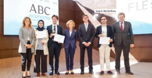 Martín Baos recibiendo el premio