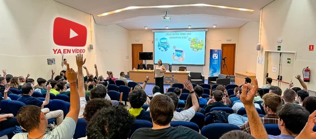 Coral Calero durante la conferencia en la ESI