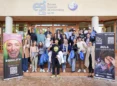 Estudiantes en la puerta de la Escuela Superior de Informática