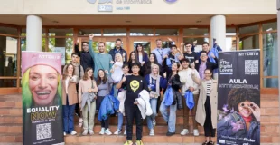 Estudiantes en la puerta de la Escuela Superior de Informática