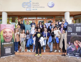 Estudiantes en la puerta de la Escuela Superior de Informática