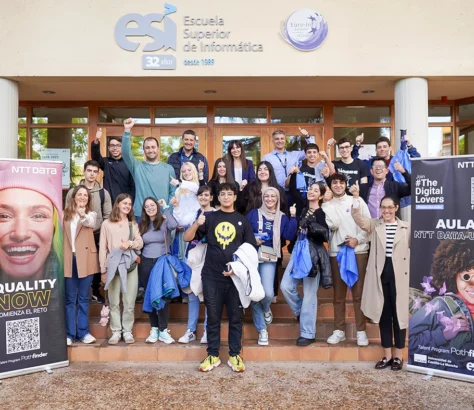 Estudiantes en la puerta de la Escuela Superior de Informática