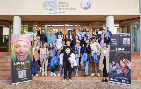 Estudiantes en la puerta de la Escuela Superior de Informática