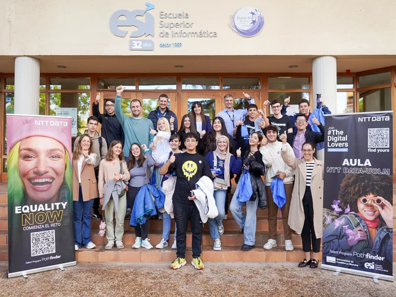 Estudiantes en la puerta de la Escuela Superior de Informática