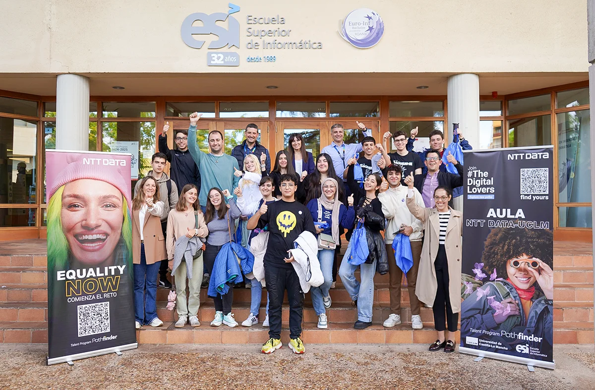 Estudiantes en la puerta de la Escuela Superior de Informática