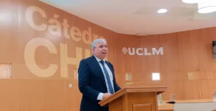 juan carlos lópez presentando la cátedra CHIP UCLM