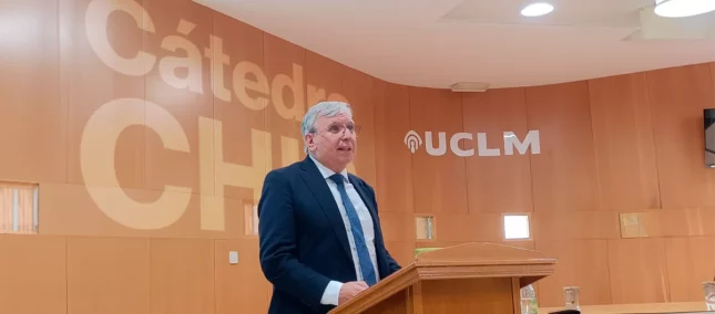 juan carlos lópez presentando la cátedra CHIP UCLM