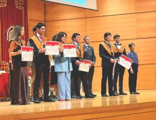 estudiantes recogiendo el diploma de graduación