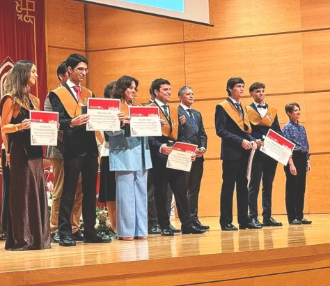 estudiantes recogiendo el diploma de graduación