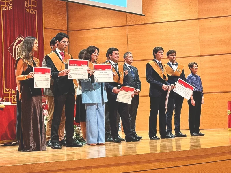 estudiantes recogiendo el diploma de graduación