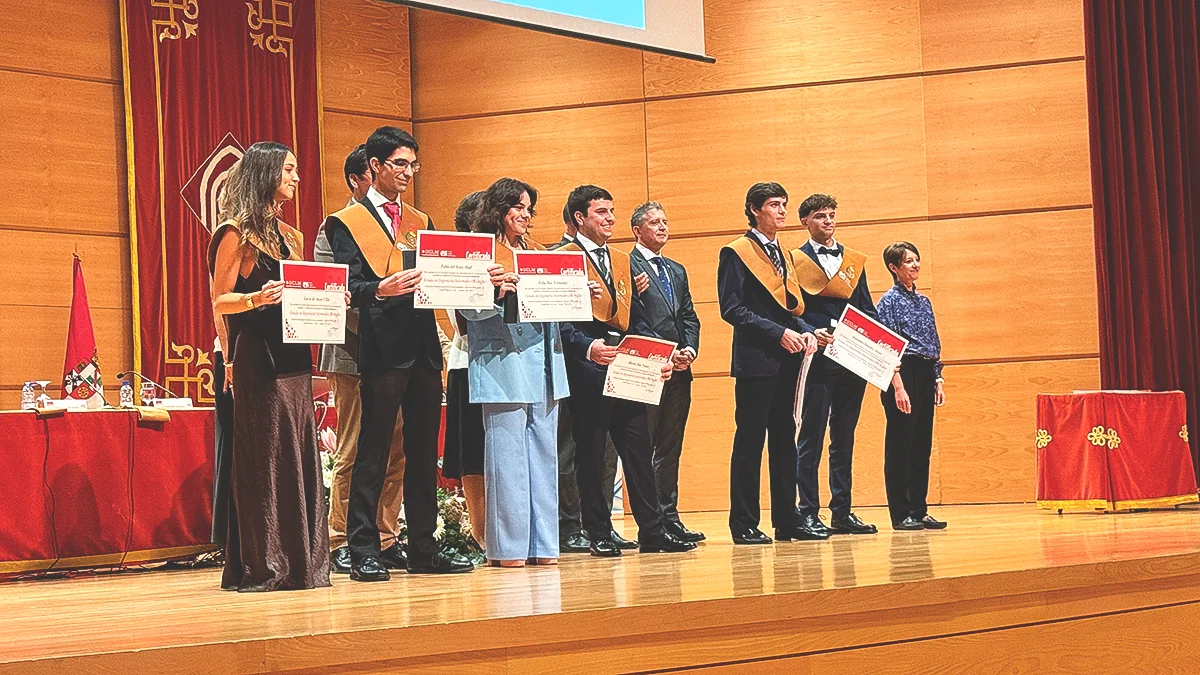 estudiantes recogiendo el diploma de graduación