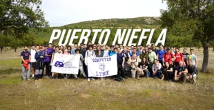 grupo de senderismo en el campo