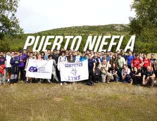 grupo de senderismo en el campo