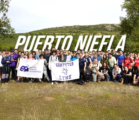 grupo de senderismo en el campo