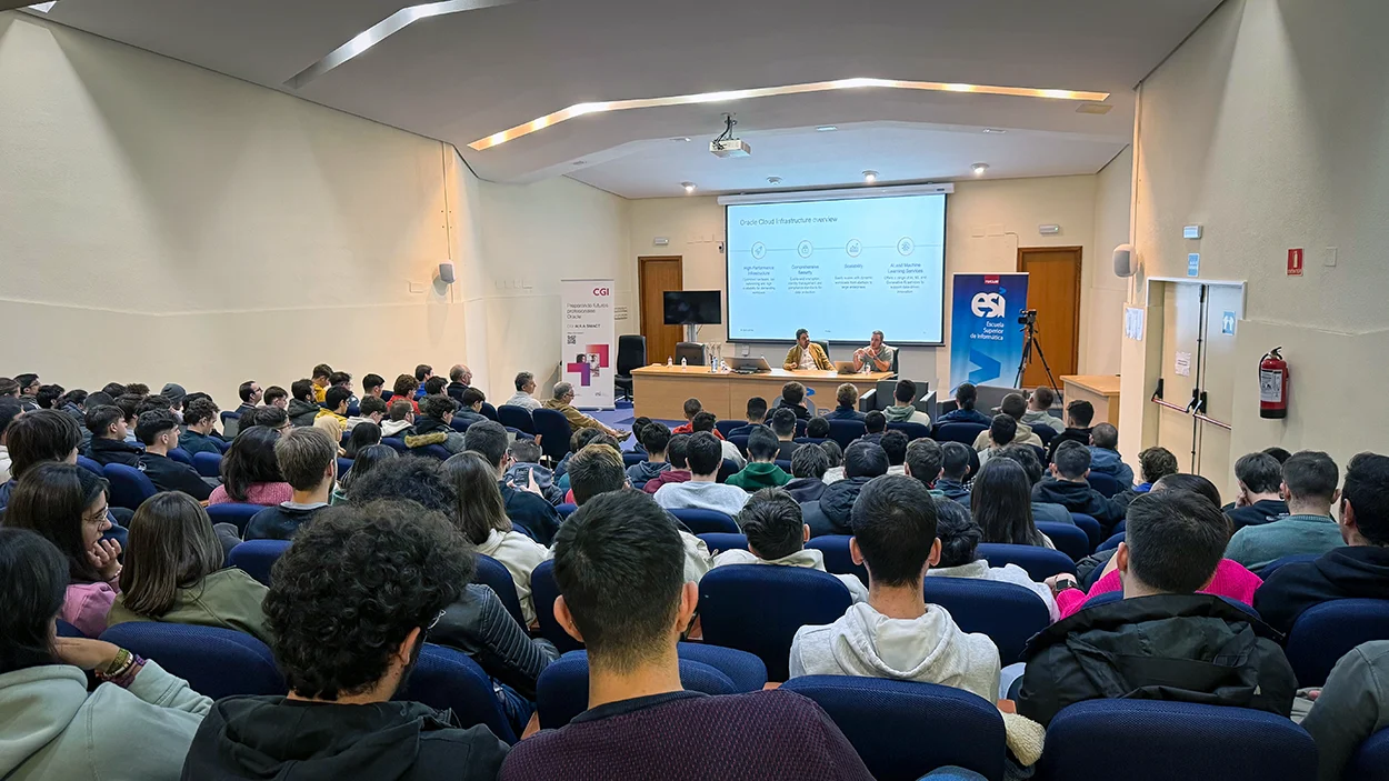 Salón de actos Alan Turing con el público asistente