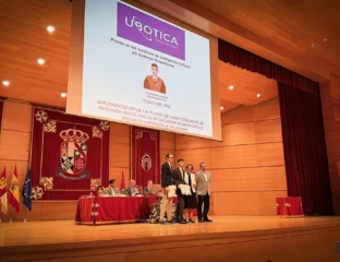 Israel Mateos Recogiendo uno de los premios