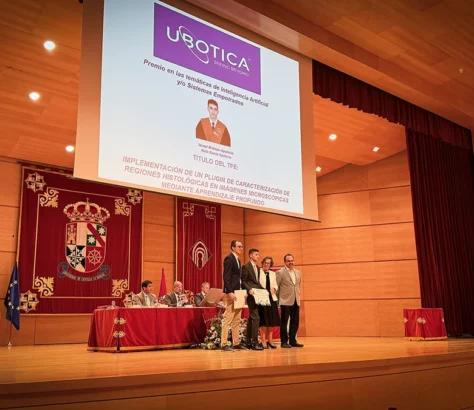 Israel Mateos Recogiendo uno de los premios