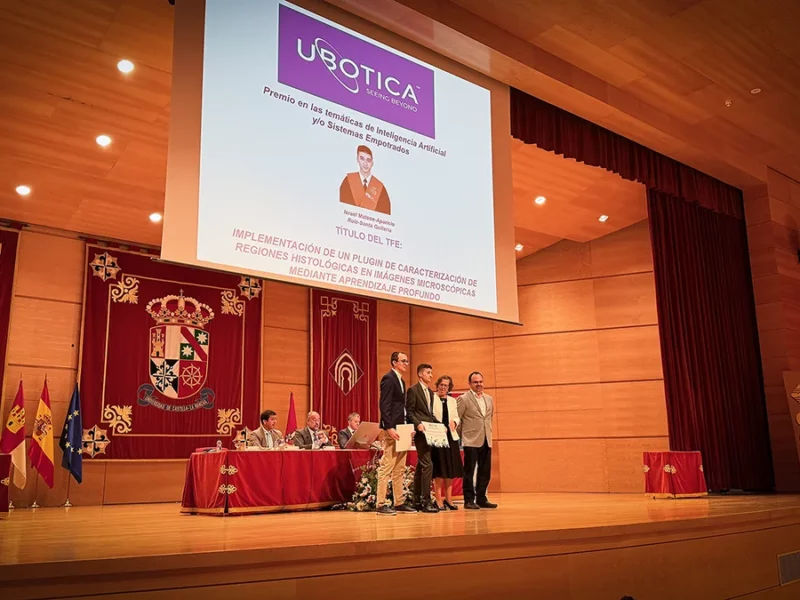 Israel Mateos Recogiendo uno de los premios