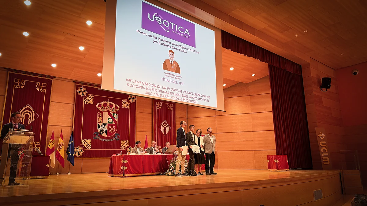 Israel Mateos Recogiendo uno de los premios