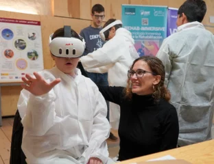 niña con gafas de realidad virtual y mujer a su lado