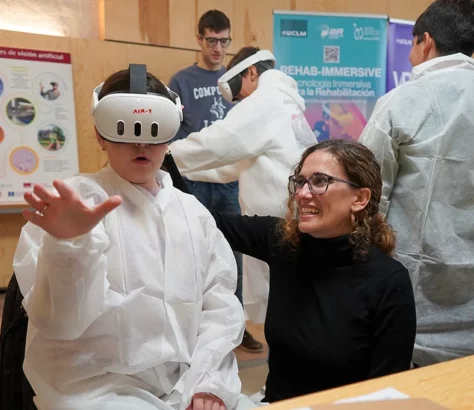 niña con gafas de realidad virtual y mujer a su lado