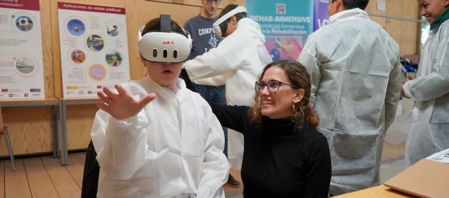 niña con gafas de realidad virtual y mujer a su lado