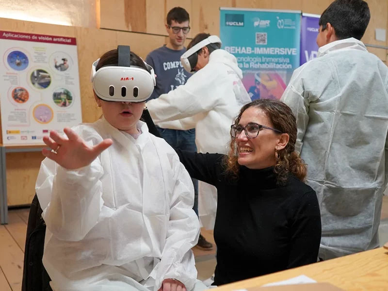 niña con gafas de realidad virtual y mujer a su lado