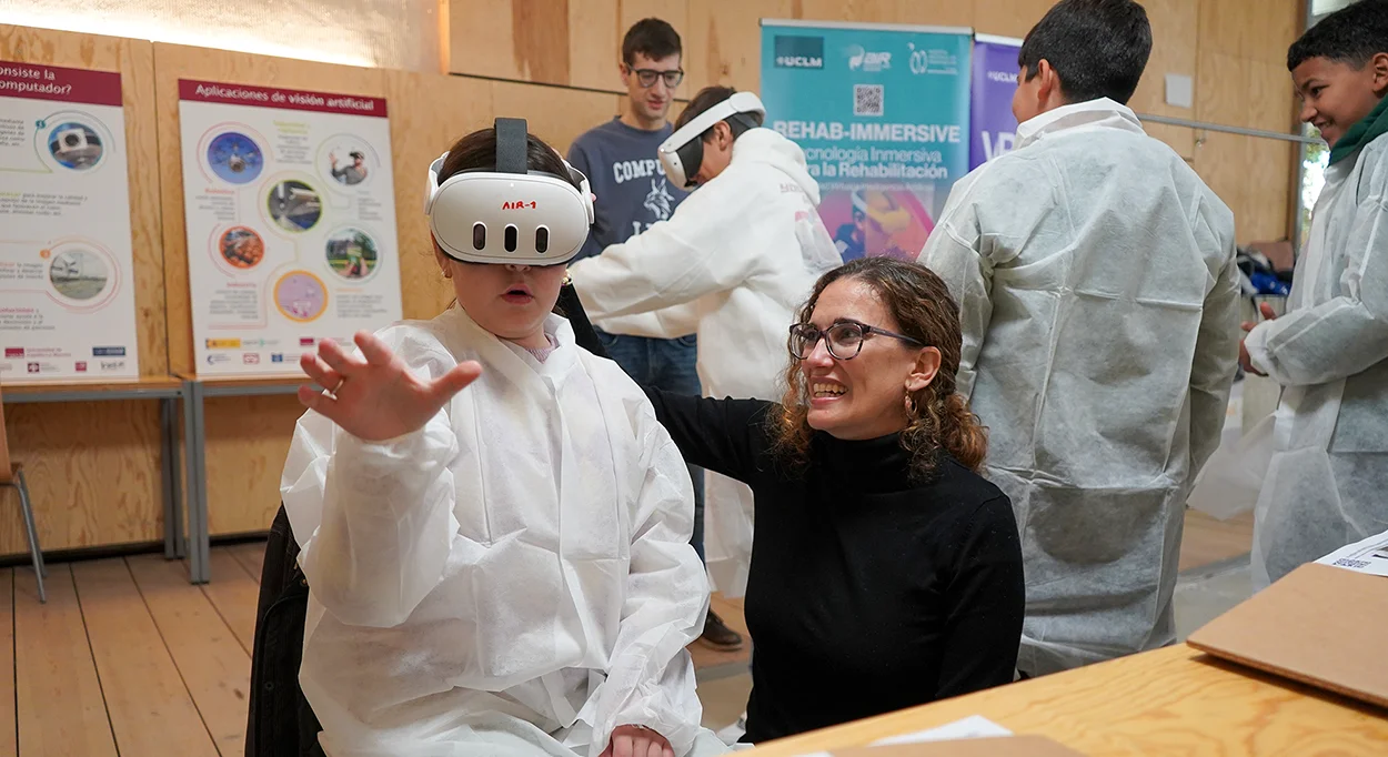 niña con gafas de realidad virtual y mujer a su lado