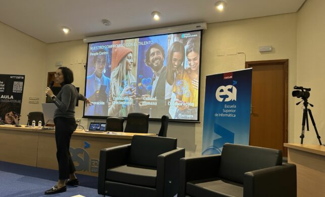 Alicia Duque en el salón de actos de la ESI