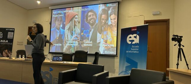 Alicia Duque en el salón de actos de la ESI