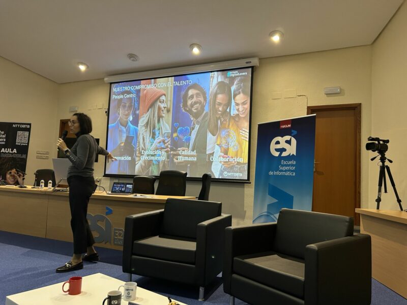 Alicia Duque en el salón de actos de la ESI