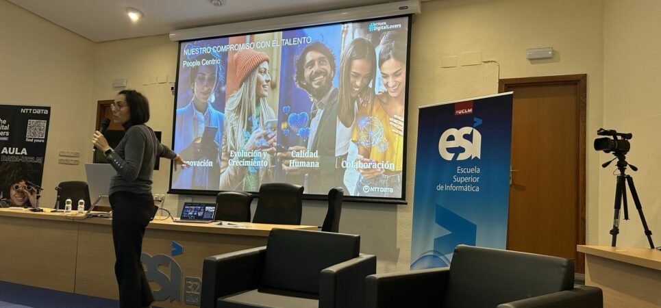 Alicia Duque en el salón de actos de la ESI