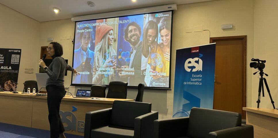 Alicia Duque en el salón de actos de la ESI